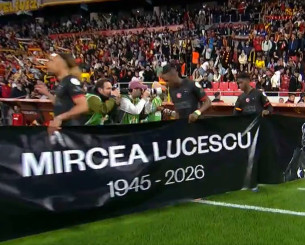 Συγκλονιστική κίνηση από τη Γαλατασαράι: Σήκωσαν πανό και φόρεσαν μπλούζες με τον Μιρτσέα Λουτσέσκου (video)