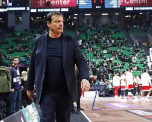 Ο Αταμάν μετά την ήττα στο ντέρμπι αποχώρησε φωνάζοντας: «Ήταν θέατρο, όχι αγώνας μπάσκετ»