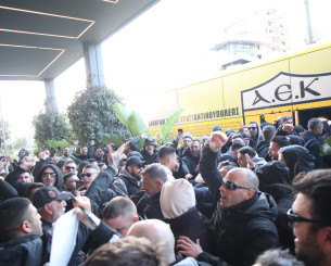 Κόσμος της ΑΕΚ στο ξενοδοχείο - Aποθέωσε την αποστολή ενόψει Ολυμπιακού