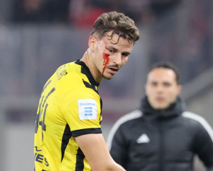 Δύο ματωμένα κεφάλια, μια υψωμένη γροθιά