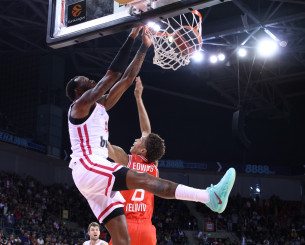 H φάση της χρονιάς: Ο Ολυμπιακός βρήκε καλάθι σε τέσσερα δέκατα (video)