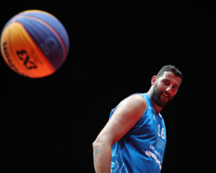 O Γιάννης Μπουρούσης απαντά σε πασχαλινά διλήμματα και σας εύχεται Καλή Ανάσταση! (video)