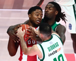 Απρόοπτο στον Ολυμπιακό με Τζόουνς: Πήγε στα αποδυτήρια με πρόβλημα στη γάμπα