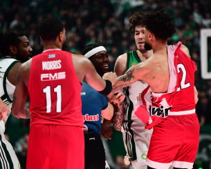 Ένταση στο ντέρμπι με... σκισμένες φανέλες: Αποβλήθηκαν Ναν και Ντόρσεϊ - Τι έγινε με Λεσόρ (video)