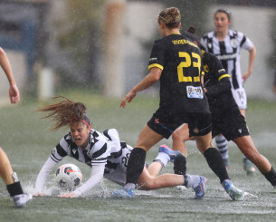 Η κακοκαιρία Erminio δεν... ακούμπησε το ντέρμπι: «Μονομαχίες» στο ΑΕΚ-ΠΑΟΚ σε γήπεδο που θύμισε λίμνη (photos)