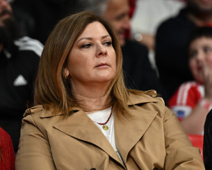 Η σπάνια εμφάνιση της συζύγου του Γιώργου Μπαρτζώκα στο ΣΕΦ (photos)