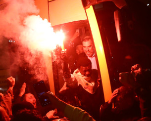 Εγινε η νύχτα.. μέρα στη Νέα Φιλαδέλφεια - Ο Κοϊτά αποθεώθηκε και πανηγύρισε με τον κόσμο με καπνογόνο