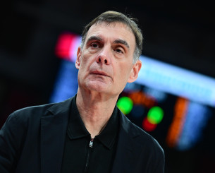 Οι φίλοι του Ολυμπιακού αποθέωσαν τον Γιώργο Μπαρτζώκα στο ΣΕΦ - Το video του Athletiko