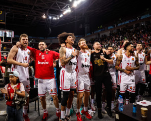 «Ερυθρόλευκο» πάρτι των παικτών του Ολυμπιακού με τον κόσμο μετά την σπουδαία νίκη επί της Χάποελ