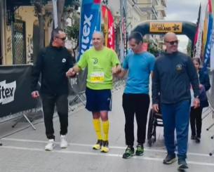 Συγκλονιστική στιγμή: Αθλητής ΑμεΑ σηκώθηκε από το αμαξίδιο και τερμάτισε περπατώντας στον Ημιμαραθώνιο της Πάτρας (video)