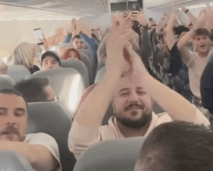 Χαμός στην πτήση της ΑΕΚ για Μαδρίτη - Συνθήματα μέσα στο τσάρτερ και αποθέωση για την αποστολή (video)