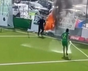 Προπονητής έγινε... πυροσβέστης και έσβησε φωτιά που ξέσπασε στο γήπεδο εν ώρα αγώνα (video)