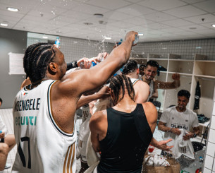 Το πανό-καρφί της Ζαλγκίρις και η «απάντηση» της Ντουμπάι (photo)