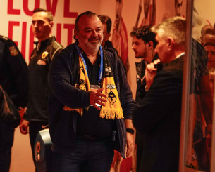 Ο Μάριος Ηλιόπουλος με κασκόλ της ΑΕΚ στο «Καραϊσκάκης» (photos)