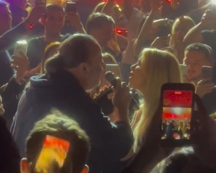 Ο Ηλιόπουλος τραγούδησε ντουέτο με τη Ζόζεφιν μετά το μεγάλο «διπλό» της ΑΕΚ στο Φάληρο (video)