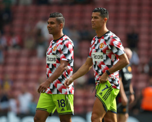 Ο Ρονάλντο προσπαθεί να πείσει τον Κασεμίρο να απορρίψει τον... Μέσι για χάρη της Αλ Νασρ