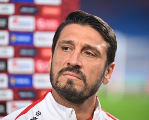 Λιποθύμησε εν ώρα αγώνα ο προπονητής της U21 της Τουρκίας, Κορκμάζ - Διεκόπη το ματς με την Κροατία (video)