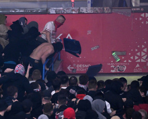 Χάος και από τους «Grobari»: Οπαδοί της Παρτιζάν επιτέθηκαν εντός γηπέδου σε αυτούς του Ερυθρού Αστέρα