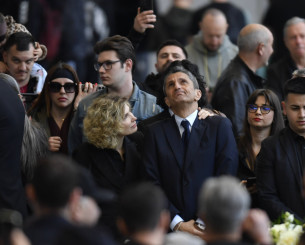 To σπαρακτικό βλέμμα του Ραζβάν Λουτσέκου στο λαϊκό προσκύνημα του πατέρα του