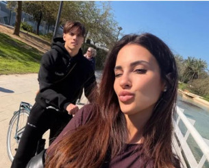 «Είναι τόσο ρομαντικό» - Η εντυπωσιακή παρουσιάστρια αποθεώνεται για τη σχέση με τον κατά πολύ νεότερο τής ποδοσφαιριστή