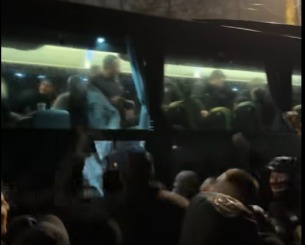 Χαμός μέσα στη βροχή: Η υποδοχή των οπαδών της Παρτιζάν στους θριαμβευτές του ντέρμπι (video)