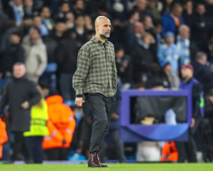 Όταν όλοι περιμένουν  να δουν το παιχνίδι και καταλήγουν να σχολιάζουν ένα πουκάμισο