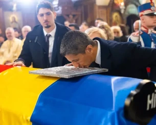 Συγκλόνισε ο Ραζβάν Λουτσέσκου στον επικήδειο για τον Μιρτσέα - Η κίνησή του προς το φέρετρο του πατέρα του