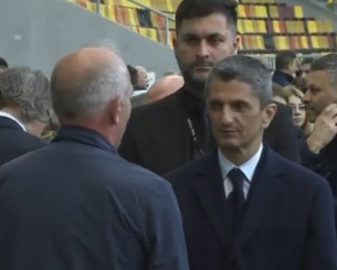 Συγκλόνισε ο Ραζβάν Λουτσέσκου στο λαϊκό προσκύνημα για τον πατέρα του - Η συγκινητική κίνησή του με ένα παιδί