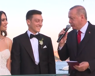 Οζίλ σε mode… billionaire: Ζει σε έπαυλη-όνειρο με γείτονα τον Ερντογάν