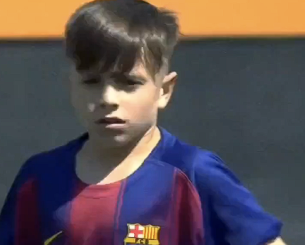 Είναι 12 χρόνων, γιος παλαίμαχου ποδοσφαιριστή και τρελαίνει κόσμο στη «Μασία»