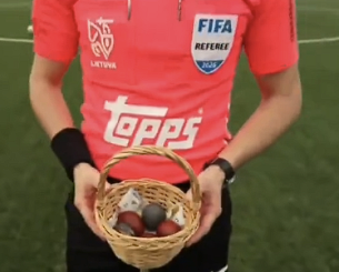 Όχι κέρμα, αλλά βαμμένα αυγά - Στη Λιθουανία έχουν έναν πρωτότυπο τρόπο να διαλέγουν πλευρές το Πάσχα