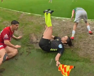 Η πτώση μέσα στις λάσπες και η διαιτητής στην Τουρκία που έγινε viral (video)