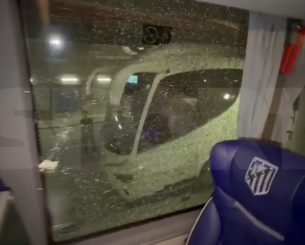 «Χαμός» στην Βαρκελώνη: Οπαδοί της Μπαρτσελόνα έσπασαν το παράθυρο του πούλμαν της Ατλέτικο (video)