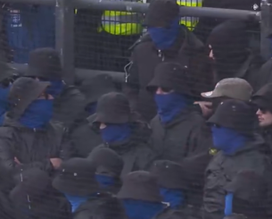 Δεν γίνεται σέντρα στο ντέρμπι της Γκόου Αχέντ Ιγκλς με την Τσβόλε λόγω... μασκοφόρων οπαδών (video)