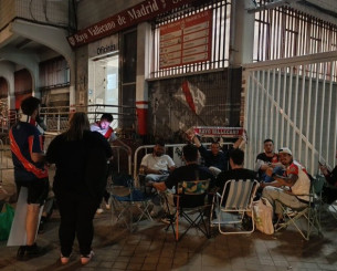 Οπαδοί της Ράγιο περίμεναν από τα μεσάνυχτα για να εξασφαλίσουν ένα εισιτήριο για τη ρεβάνς με την ΑΕΚ (photo)