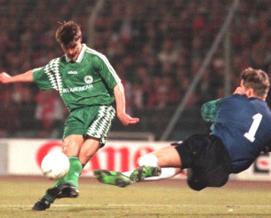 Τριάντα χρόνια πριν: Πως ζήσαμε το ιστορικό γκολ του Βαζέχα στο Άμστερνταμ