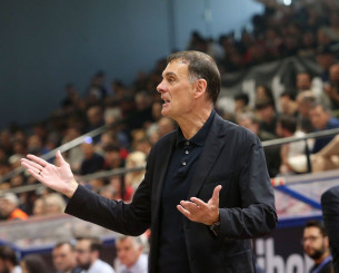 Δεν είπε τίποτα για το ματς ο Μπαρτζώκας: «Εδώ ακούγαμε έναν... οχετό συνέχεια»