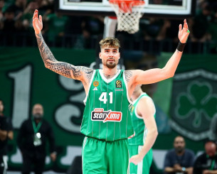 Δημοσιογράφος υποκλίνεται στον Χουάντσο και ο Ισπανός στον... Ναν: «Εμείς ακολουθούμε»