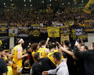 «Τρελάθηκαν» οι παίκτες της ΑΕΚ με τον κόσμο στην κατάμεστη Sunel Arena