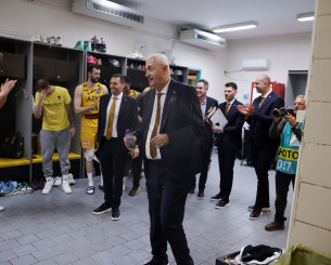 Έπος: Οι παίκτες της ΑΕΚ μπουγελώνουν τον Σάκοτα και τραγουδούν το όνομά του (video)