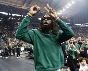 Απίθανος Λεσόρ με γυαλί ηλίου και λυμένο μαλλί στο ΟΑΚΑ