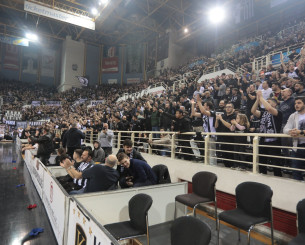 «Χαμός» έξω από το Παλατάκι από τους οπαδούς του ΠΑΟΚ (video)