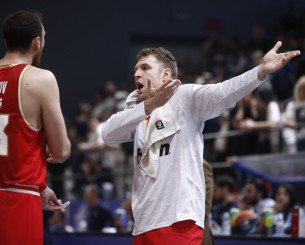 Οπαδός του Πανιωνίου έφτυσε τον Βεζένκοφ και ξεκίνησε η ένταση στην Γλυφάδα! (video)