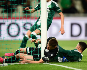 Νοκ άουτ ο Κωνσταντέλιας απο το χτύπημα στο δοκάρι της εστίας του ΟΑΚΑ!