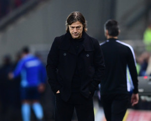 Ανήμπορη μοιάζει, καταδικασμένη είναι