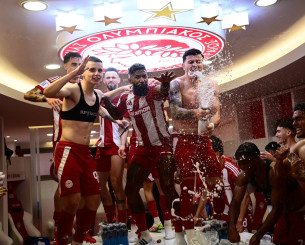 Το «πάρτι» για τη κατάκτηση του πρωταθλήματος στα αποδυτήρια του Ολυμπιακού!