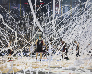 Απολαυστική ατμόσφαιρα: «Βροχή» οι λευκές σερπαντίνες από τους οπαδούς του ΠΑΟΚ (video)