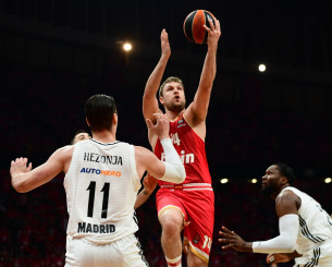 Πληρώνει ο Βεζένκοβ και τα τρίποντα του Ολυμπιακού