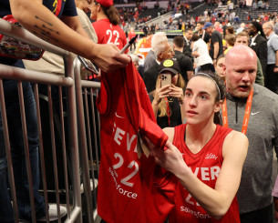 Η Κέιτλιν Κλαρκ πούλησε περισσότερες φανέλες από τον ΛεΜπρόν και τον Τζόρνταν