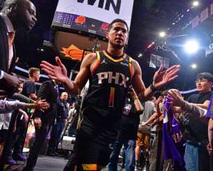 Ο Μπούκερ θα γίνει ο πρώτος NBAer που θα σπάσει το φράγμα των 70 εκατομμυρίων